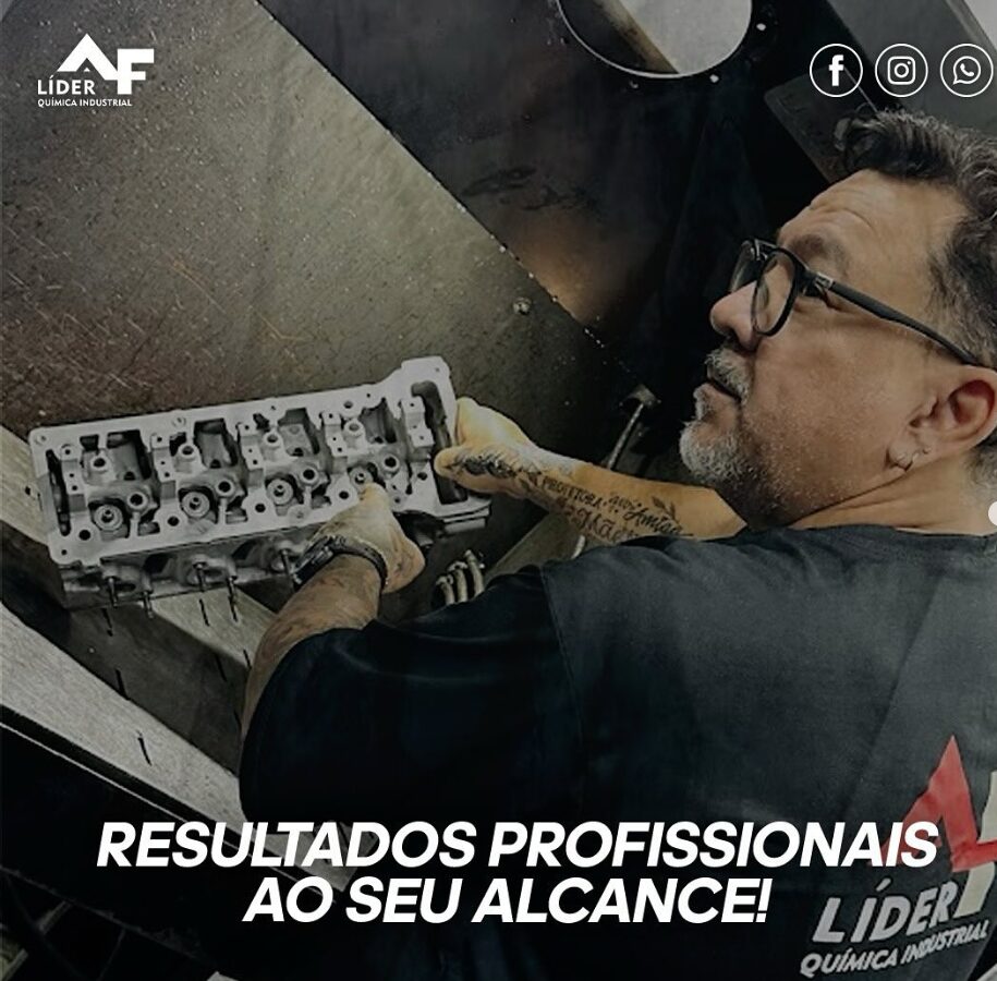 Profissional da retífica higienizando um cabeçote de motor — resultados profissionais ao seu alcance com A Líder Química Industrial